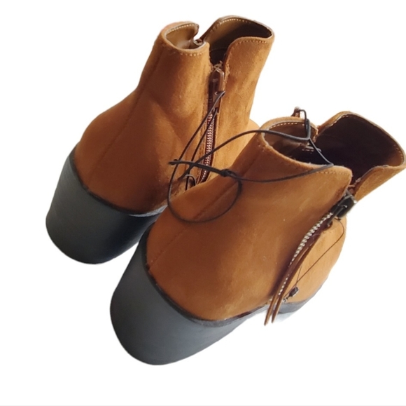 Forever 21 Beautiful Carmel Brown Suede booties. Mild point toe. - Picture 4 of 6